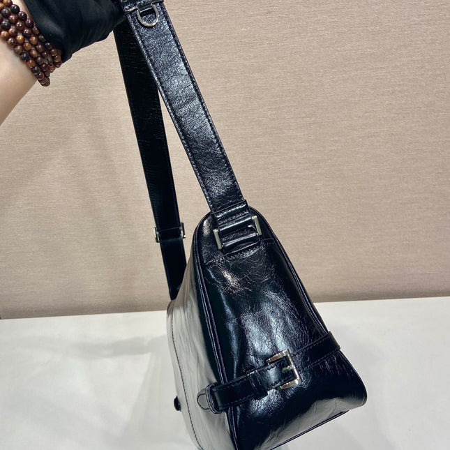 HOBO BAG 35 IN BLACK OIL WAX LAMBSKIN SILVER LOGO