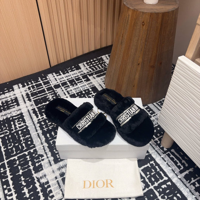 THICK-SOLE SLIPPERS BLACK SHEARLING WITH EMBROIDERED LOGO
