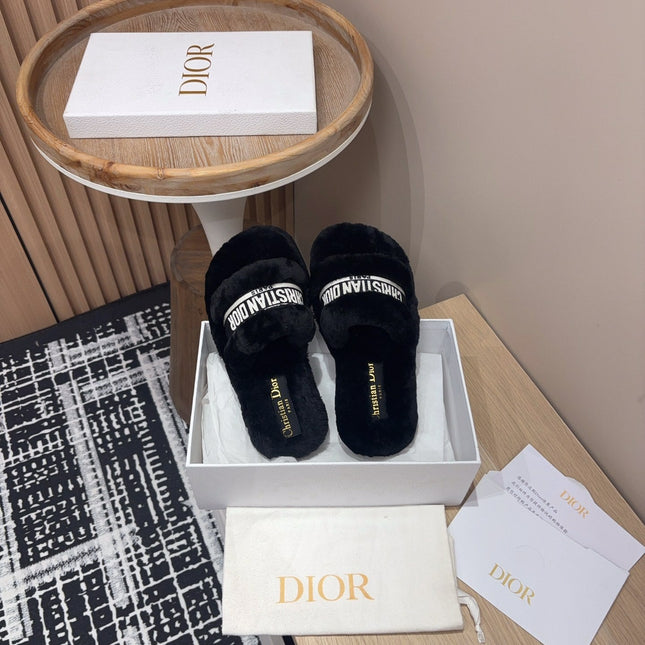 THICK-SOLE SLIPPERS BLACK SHEARLING WITH EMBROIDERED LOGO