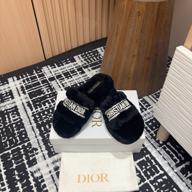 THICK-SOLE SLIPPERS BLACK SHEARLING WITH EMBROIDERED LOGO