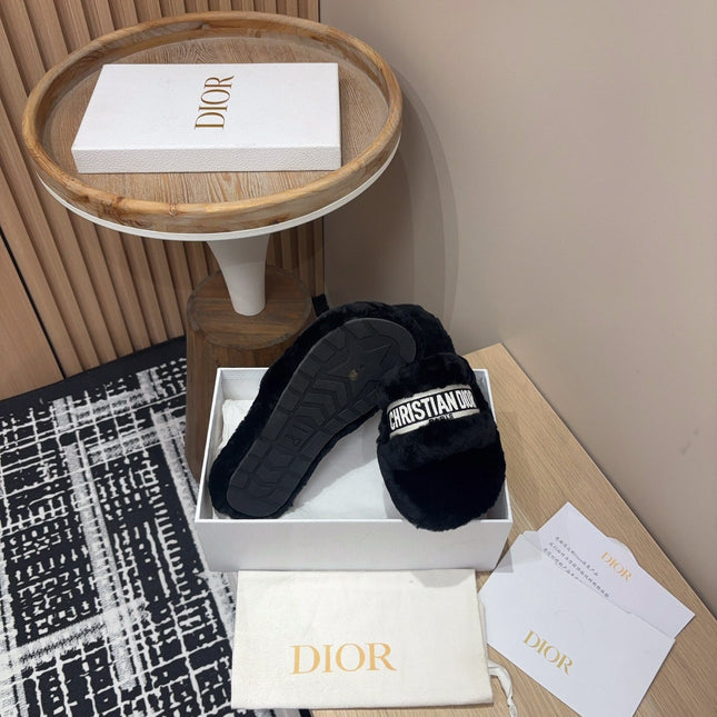 THICK-SOLE SLIPPERS BLACK SHEARLING WITH EMBROIDERED LOGO