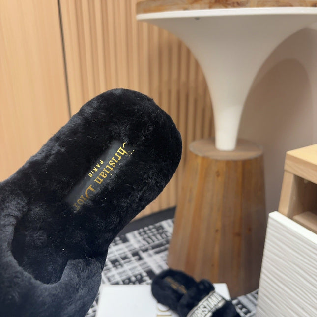 THICK-SOLE SLIPPERS BLACK SHEARLING WITH EMBROIDERED LOGO
