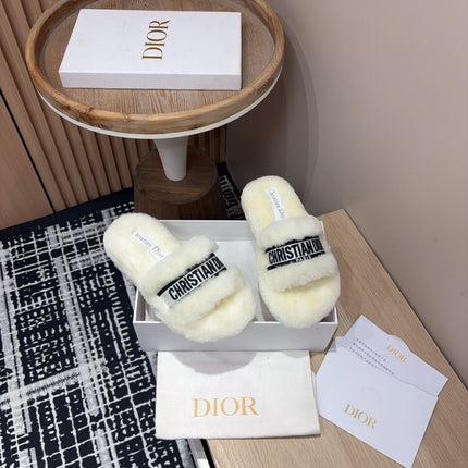 THICK-SOLE SLIPPERS WHITE CREAM SHEARLING WITH EMBROIDERED LOGO