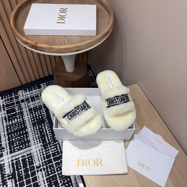 THICK-SOLE SLIPPERS WHITE CREAM SHEARLING WITH EMBROIDERED LOGO