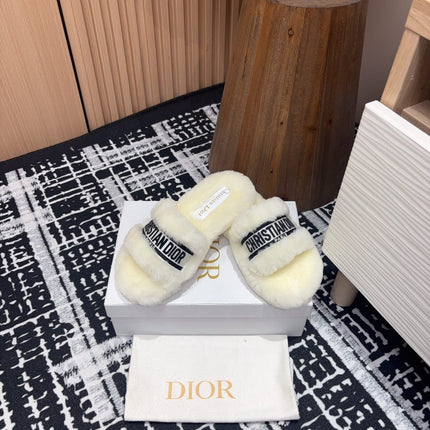 THICK-SOLE SLIPPERS WHITE CREAM SHEARLING WITH EMBROIDERED LOGO