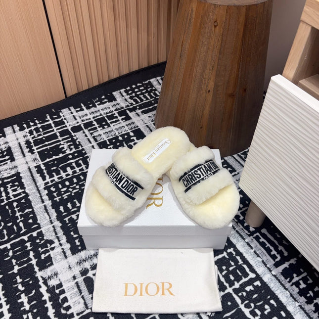 THICK-SOLE SLIPPERS WHITE CREAM SHEARLING WITH EMBROIDERED LOGO