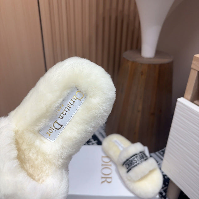 THICK-SOLE SLIPPERS WHITE CREAM SHEARLING WITH EMBROIDERED LOGO