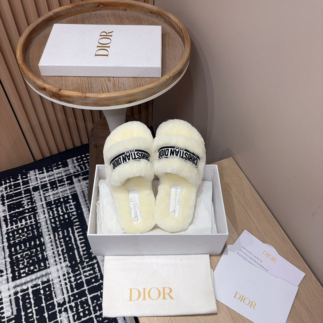 THICK-SOLE SLIPPERS WHITE CREAM SHEARLING WITH EMBROIDERED LOGO