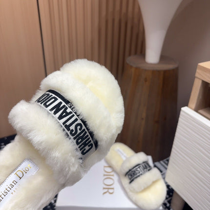 THICK-SOLE SLIPPERS WHITE CREAM SHEARLING WITH EMBROIDERED LOGO