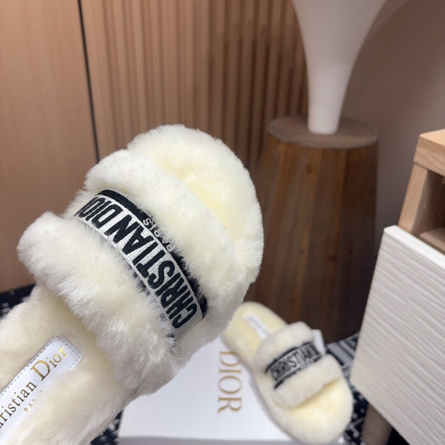 THICK-SOLE SLIPPERS WHITE CREAM SHEARLING WITH EMBROIDERED LOGO