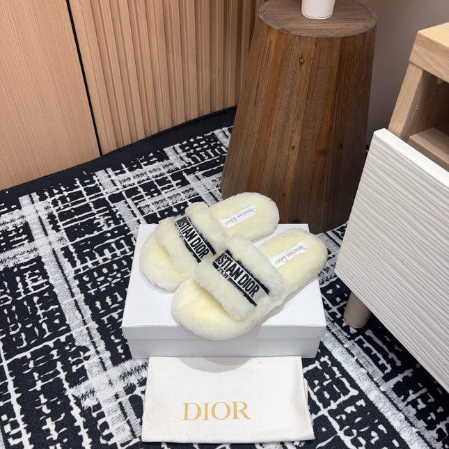 THICK-SOLE SLIPPERS WHITE CREAM SHEARLING WITH EMBROIDERED LOGO