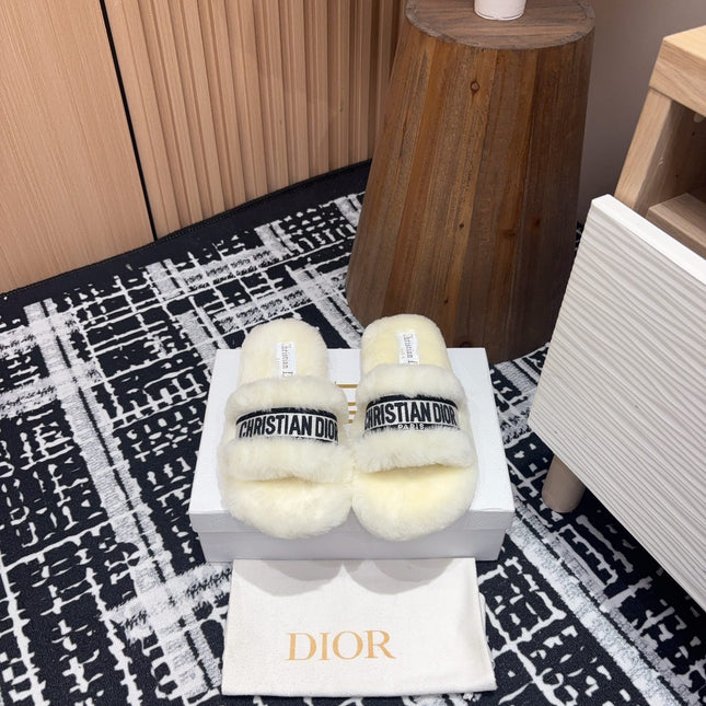 THICK-SOLE SLIPPERS WHITE CREAM SHEARLING WITH EMBROIDERED LOGO