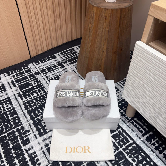 THICK-SOLE SLIPPERS IN PALE GRAY SHEARLING WITH EMBROIDERED LOGO