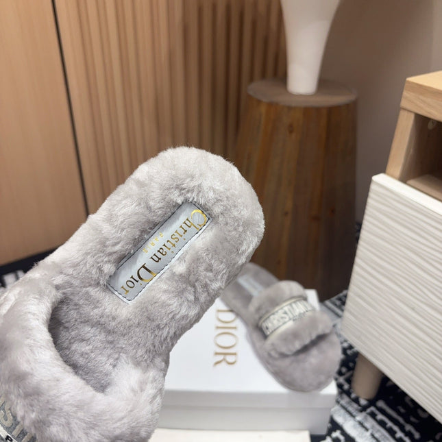 THICK-SOLE SLIPPERS IN PALE GRAY SHEARLING WITH EMBROIDERED LOGO