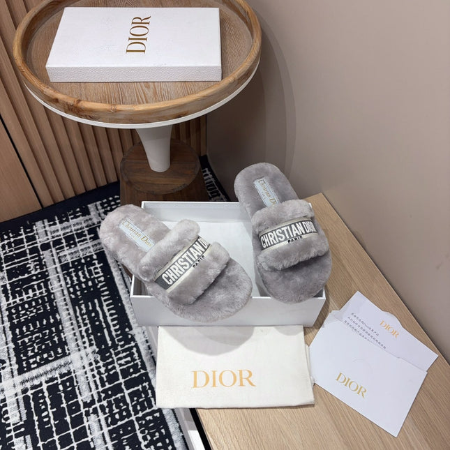 THICK-SOLE SLIPPERS IN PALE GRAY SHEARLING WITH EMBROIDERED LOGO