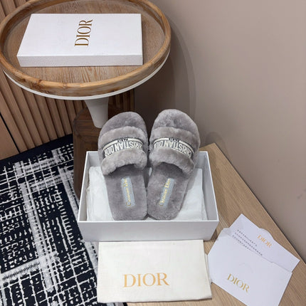 THICK-SOLE SLIPPERS IN PALE GRAY SHEARLING WITH EMBROIDERED LOGO