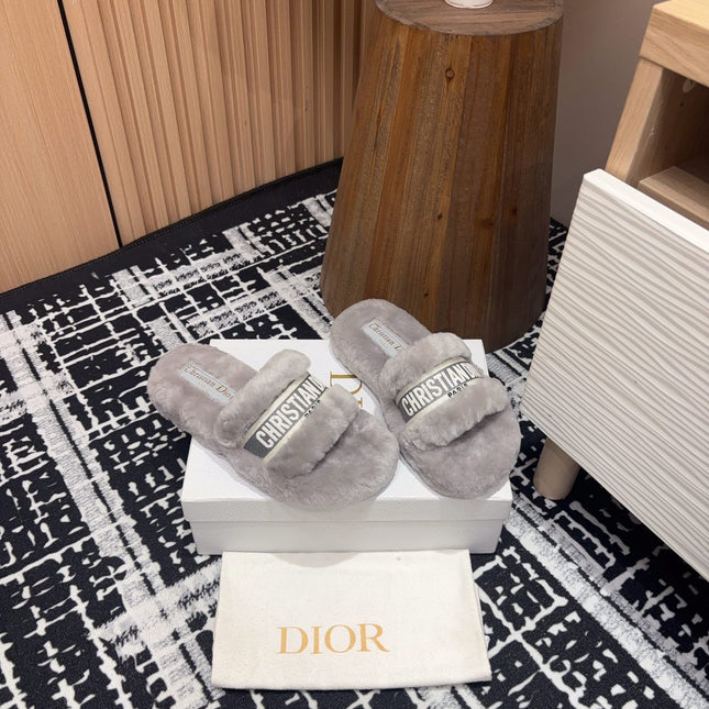 THICK-SOLE SLIPPERS IN PALE GRAY SHEARLING WITH EMBROIDERED LOGO