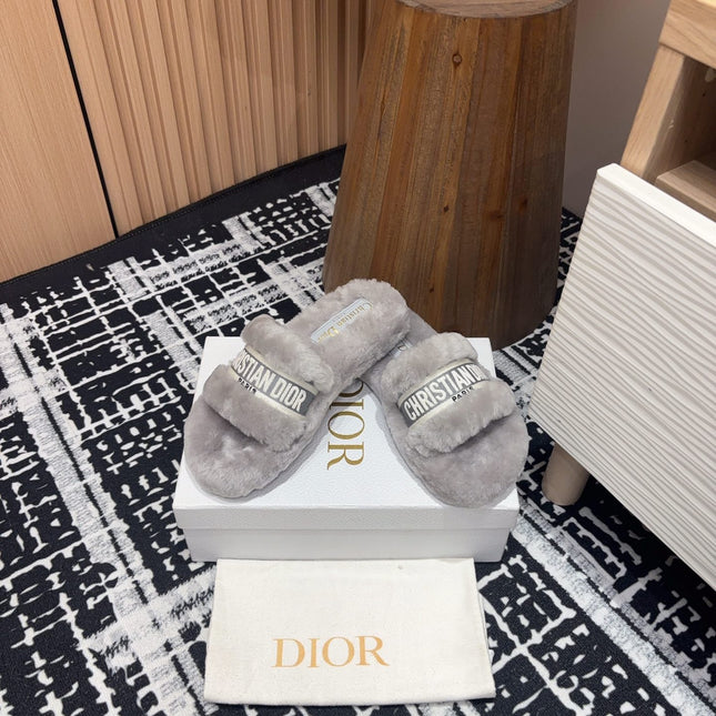 THICK-SOLE SLIPPERS IN PALE GRAY SHEARLING WITH EMBROIDERED LOGO