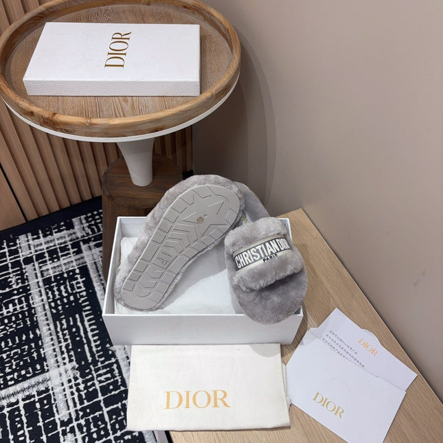 THICK-SOLE SLIPPERS IN PALE GRAY SHEARLING WITH EMBROIDERED LOGO