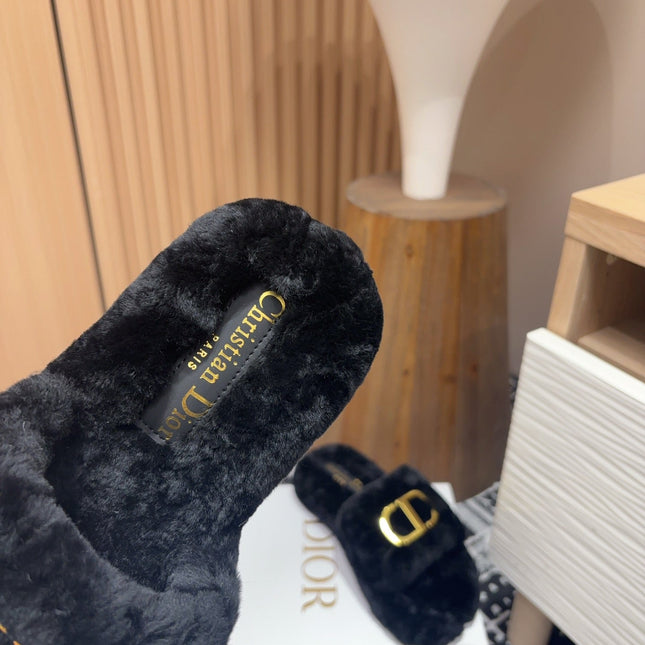 THICK-SOLE SLIPPER IN BLACK FLEECE WITH GOLD LOGO