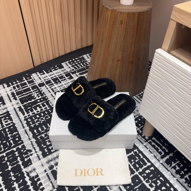 THICK-SOLE SLIPPER IN BLACK FLEECE WITH GOLD LOGO