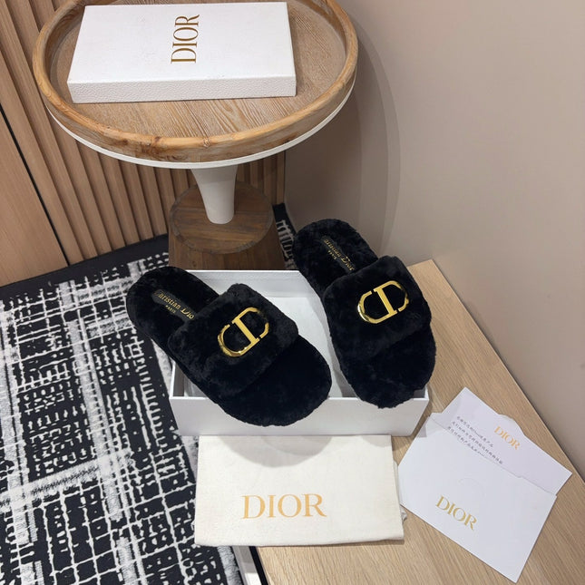 THICK-SOLE SLIPPER IN BLACK FLEECE WITH GOLD LOGO