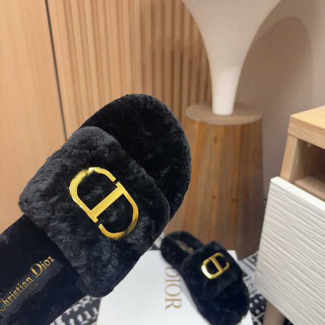 THICK-SOLE SLIPPER IN BLACK FLEECE WITH GOLD LOGO