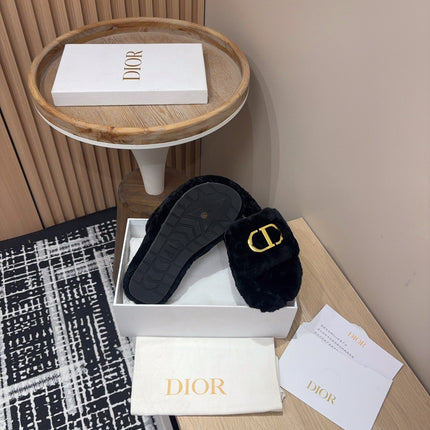 THICK-SOLE SLIPPER IN BLACK FLEECE WITH GOLD LOGO