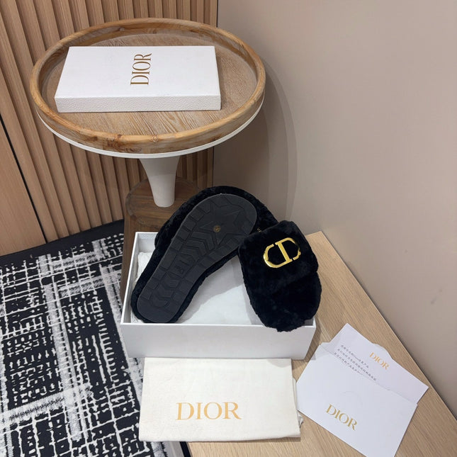 THICK-SOLE SLIPPER IN BLACK FLEECE WITH GOLD LOGO