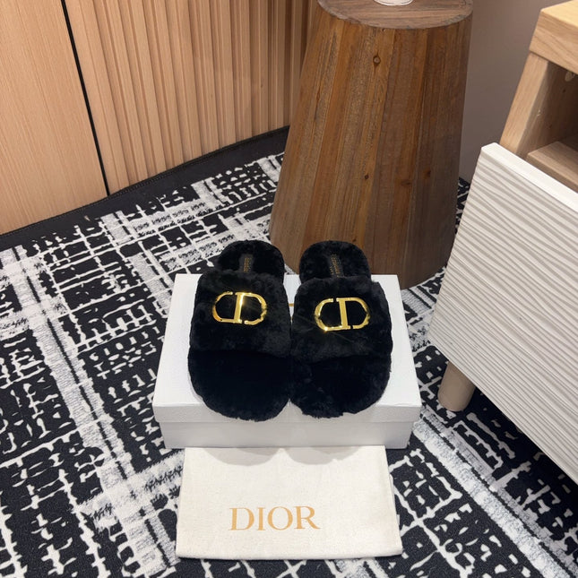 THICK-SOLE SLIPPER IN BLACK FLEECE WITH GOLD LOGO