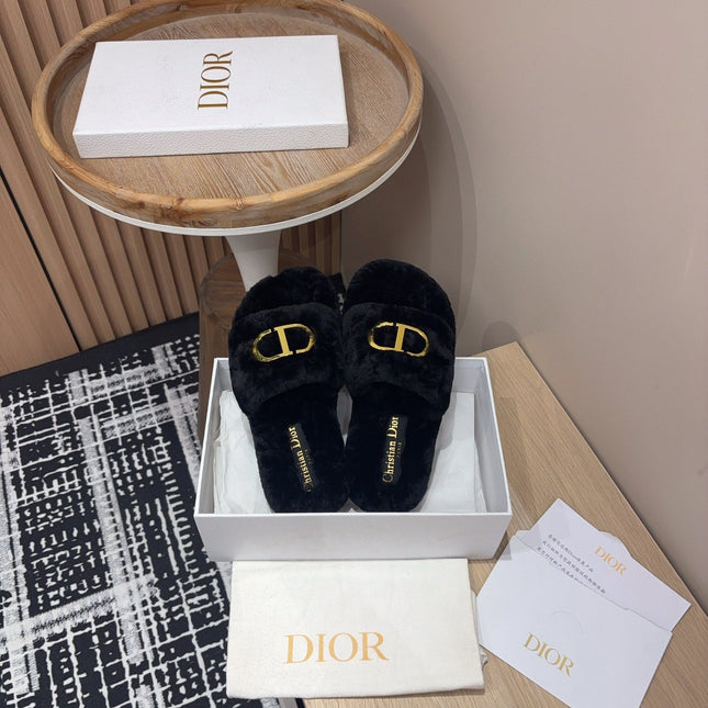 THICK-SOLE SLIPPER IN BLACK FLEECE WITH GOLD LOGO