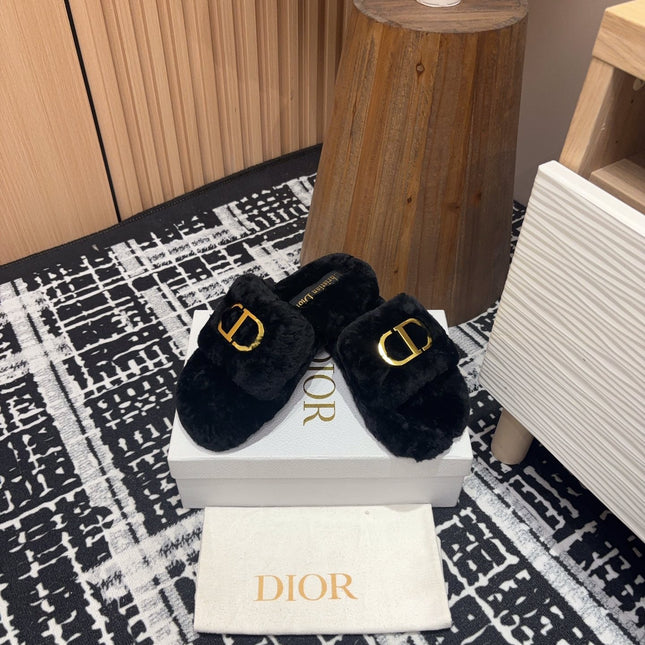THICK-SOLE SLIPPER IN BLACK FLEECE WITH GOLD LOGO
