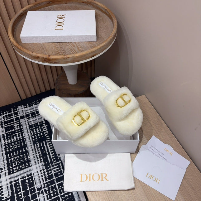 THICK-SOLE SLIPPER IN WHITE CREAM FLEECE WITH GOLD LOGO