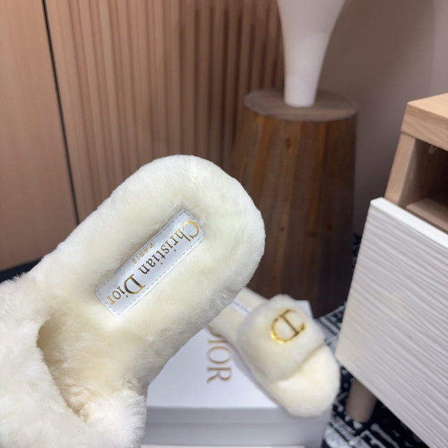 THICK-SOLE SLIPPER IN WHITE CREAM FLEECE WITH GOLD LOGO