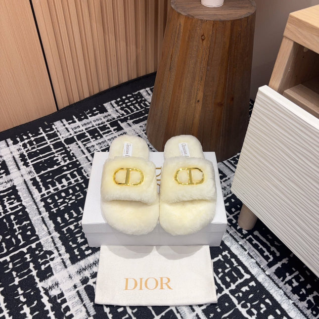 THICK-SOLE SLIPPER IN WHITE CREAM FLEECE WITH GOLD LOGO