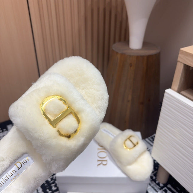 THICK-SOLE SLIPPER IN WHITE CREAM FLEECE WITH GOLD LOGO