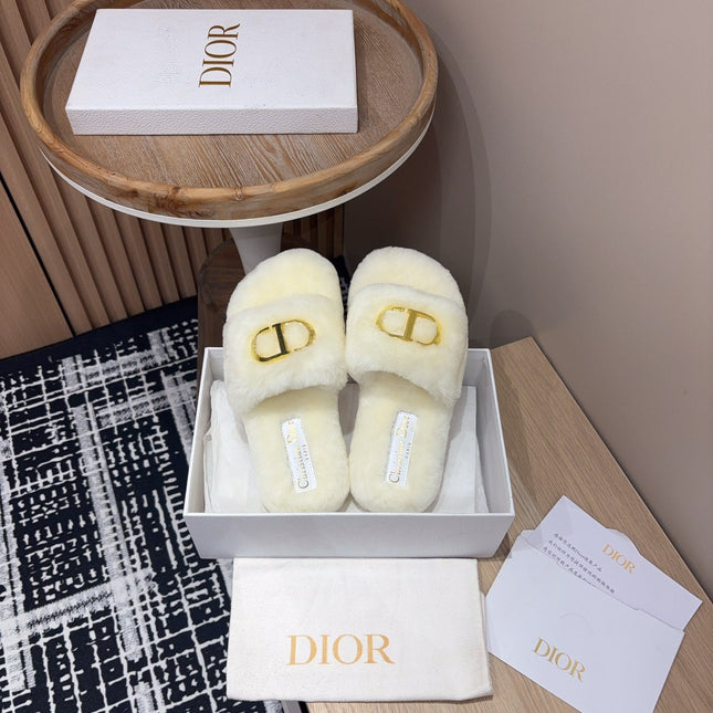 THICK-SOLE SLIPPER IN WHITE CREAM FLEECE WITH GOLD LOGO
