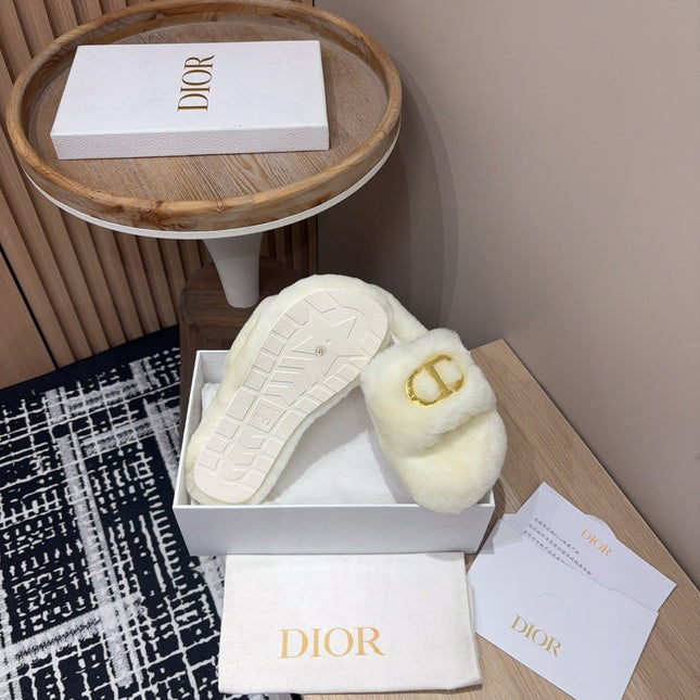 THICK-SOLE SLIPPER IN WHITE CREAM FLEECE WITH GOLD LOGO
