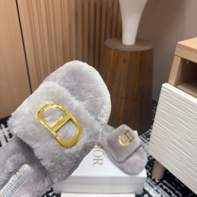 THICK-SOLE SLIPPER IN PALE GRAY FLEECE WITH GOLD LOGO