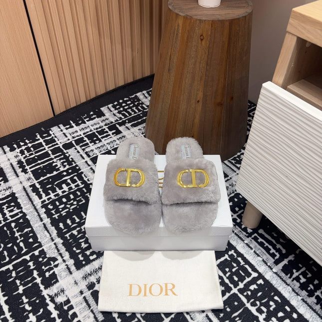 THICK-SOLE SLIPPER IN PALE GRAY FLEECE WITH GOLD LOGO