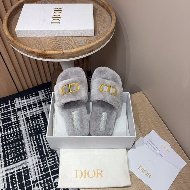 THICK-SOLE SLIPPER IN PALE GRAY FLEECE WITH GOLD LOGO