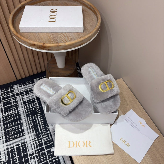THICK-SOLE SLIPPER IN PALE GRAY FLEECE WITH GOLD LOGO