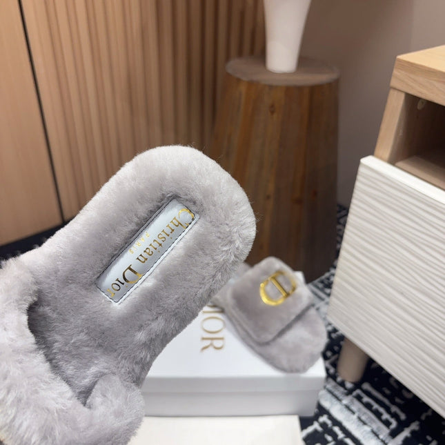 THICK-SOLE SLIPPER IN PALE GRAY FLEECE WITH GOLD LOGO