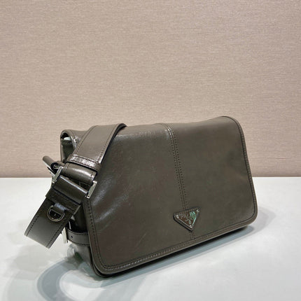 MESSENGER BAG 30 IN TROUT GRAY SOFT AND SHINY CALFSKIN