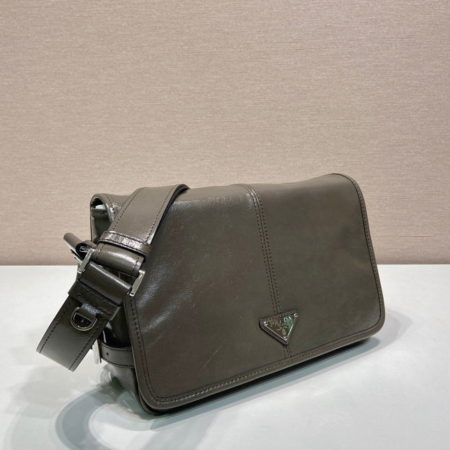 MESSENGER BAG 30 IN TROUT GRAY SOFT AND SHINY CALFSKIN