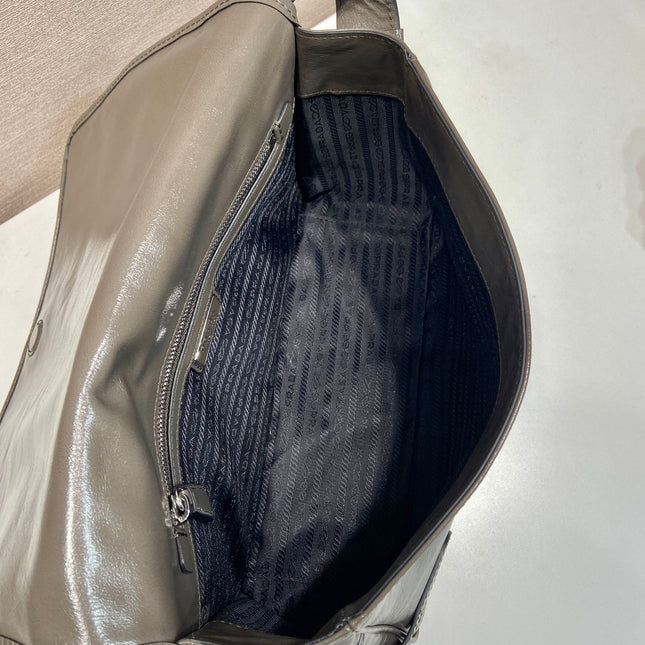 MESSENGER BAG 30 IN TROUT GRAY SOFT AND SHINY CALFSKIN