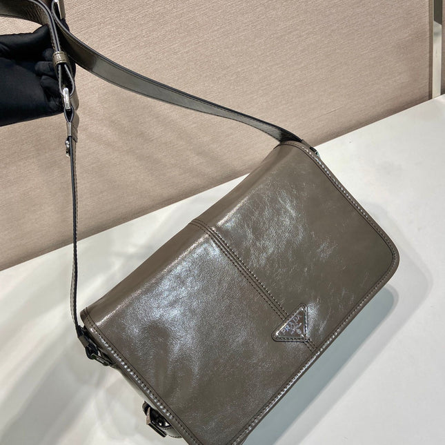 MESSENGER BAG 30 IN TROUT GRAY SOFT AND SHINY CALFSKIN