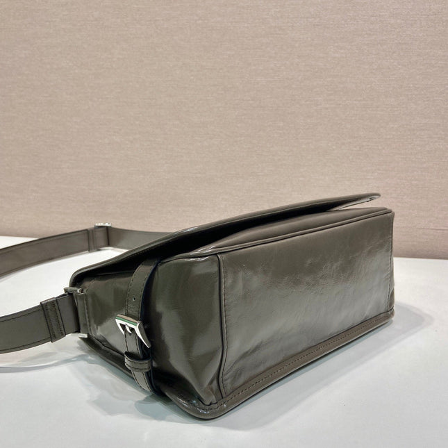 MESSENGER BAG 30 IN TROUT GRAY SOFT AND SHINY CALFSKIN