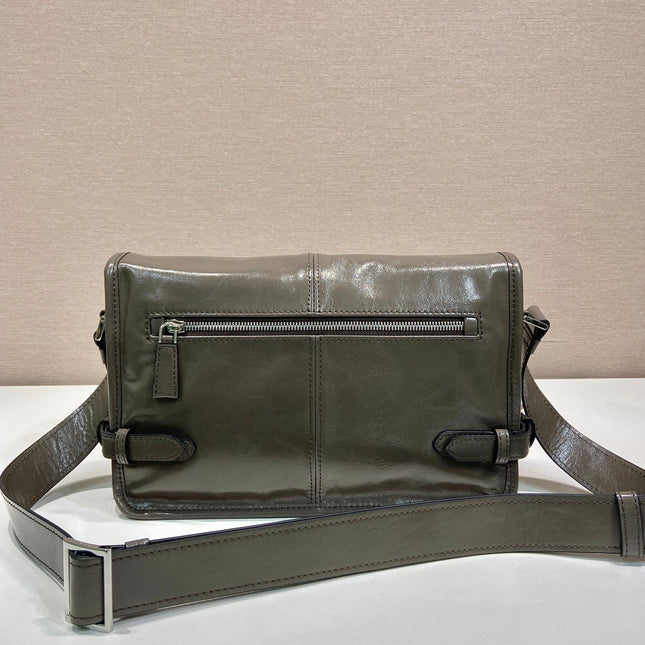 MESSENGER BAG 30 IN TROUT GRAY SOFT AND SHINY CALFSKIN