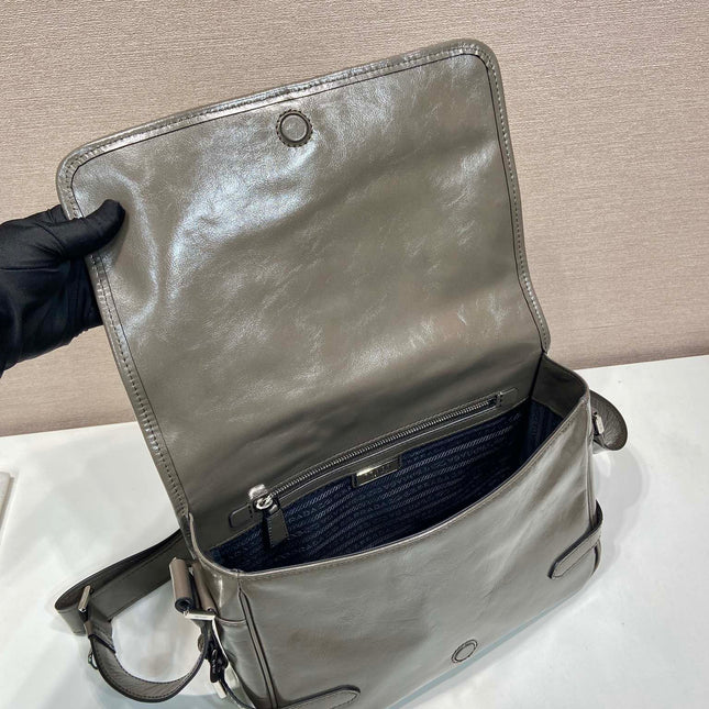 MESSENGER BAG 30 IN TROUT GRAY SOFT AND SHINY CALFSKIN
